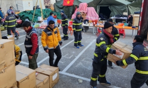 Đoàn cứu hộ của Công an Việt Nam trao tặng 2 tấn đồ viện trợ y tế cho Thổ Nhĩ Kỳ