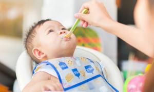 Mẹ cho con ăn kiểu này không những chậm lớn mà còn thủng dạ dày, hại lá lách