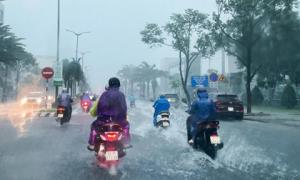 Áp thấp nhiệt đới đổ bộ đất liền lúc nửa đêm, miền Trung mưa cực lớn