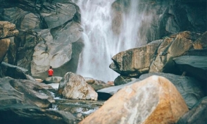 Phát hiện thác nước được mệnh danh là “đệ nhất thác” Tây Bắc, đường đi hiểm trở, cách Hà Hội hơn 100km