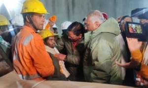 Ấn Độ ăn mừng khi 41 công nhân mắc kẹt trong hầm được giải cứu