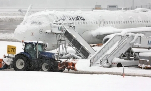 Chùm ảnh: Sân bay châu Âu 'đóng băng' bởi tuyết trắng, tạo nên cảnh tượng chưa từng có trong lịch sử
