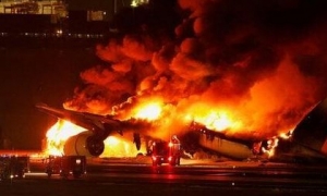 Reuters: 379 hành khách thoát khỏi máy bay Nhật Bản đang cháy một cách thần kỳ