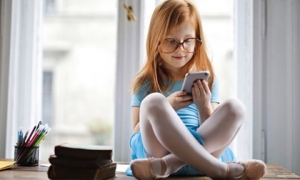 Trẻ em có nên dùng điện thoại sớm? Bao nhiêu tuổi là phù hợp để sử dụng điện thoại?