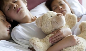 Ở tuổi nào là thời điểm tốt nhất cho trẻ ngủ riêng giường? Hệ quả của việc trẻ ngủ riêng giường muộn là gì?