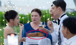 Chiếc bánh mì mà mẹ Đặng Văn Lâm mời con trai, con dâu ăn trong ngày cưới có gì đặc biệt như vậy?