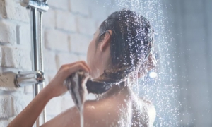 Mùa hè, nên tắm nước nóng hay nước lạnh?