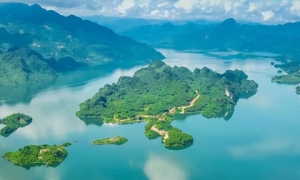 'Vịnh Hạ Long trên cạn' mới của Việt Nam: Nằm giữa núi rừng, vừa có hang động, vừa có chợ nổi, đảo xanh, cảnh quan mê đắm lòng người