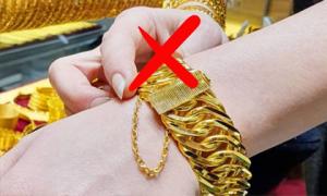 Những người này đeo vàng là kỵ nhất, mang trên người khiến vận khí suy giảm, tài lộc sa sút, đừng dại mà không nghe!