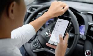 Năm 2025, mức xử phạt đối với tài xế taxi vừa lái xe vừa lướt điện thoại di động là bao nhiêu?