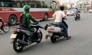 Hành động tưởng giúp người nhưng lại vi phạm quy định giao thông, có thể bị phạt tới hàng chục triệu đồng