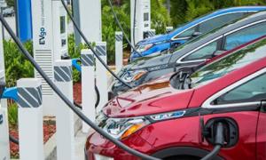 Nên ngồi trong xe khi đang sạc điện, tại sao?