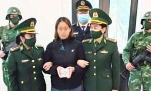 Người phụ nữ vận chuyển vàng qua biên giới để lấy tiền công