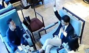 Bắt “tổng tài” chỉ đạo đánh nhân viên quán cà phê vì bị nhắc cấm hút thuốc