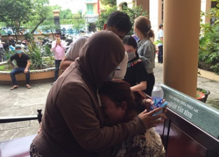 Mẹ tài xế Mercedes gào khóc, nói sẽ kháng cáo phần dân sự