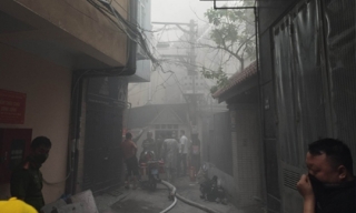Hà Nội: Cháy lớn tại quận Thanh Xuân, người dân bật khóc bên ngoài căn nhà