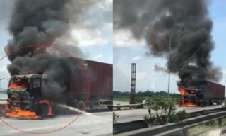 Xe container cháy ngùn ngụt trên cầu Lai Vu