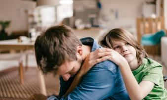 Tại sao đôi khi bố mẹ nên khóc trước mặt con cái Tại sao đôi khi bố mẹ nên khóc trước mặt con cái