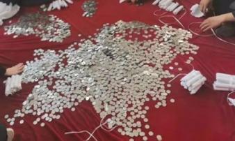Người đàn ông vác thùng đựng 40.000 đồng tiền xu đi mua ô tô Người đàn ông vác thùng đựng 40.000 đồng tiền xu đi mua ô tô
