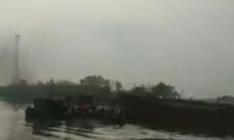 Va chạm phà trên sông Kinh Thầy, hành khách hốt hoảng nhảy xuống sông thoát thân Va chạm phà trên sông Kinh Thầy, hành khách hốt hoảng nhảy xuống sông thoát thân