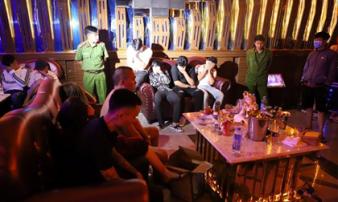 Bắt quả tang 26 'nam thanh nữ tú' sử dụng ma túy trong quán Karaoke ở Đắk Nông Bắt quả tang 26 'nam thanh nữ tú' sử dụng ma túy trong quán Karaoke ở Đắk Nông