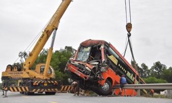 Tai nạn liên hoàn giữa xe đầu kéo và 2 xe khách, 6 người cấp cứu Tai nạn liên hoàn giữa xe đầu kéo và 2 xe khách, 6 người cấp cứu