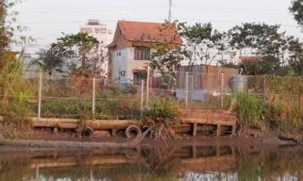 Người dân vẫn ùn ùn đổ về nhà hoang, nơi Tuấn 'Khỉ' bị tiêu diệt Người dân vẫn ùn ùn đổ về nhà hoang, nơi Tuấn 'Khỉ' bị tiêu diệt