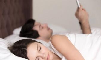 Hôn nhân ngày càng nguội lạnh là bởi vì mỗi chúng ta đang coi trọng điện thoại hơn cả bạn đời Hôn nhân ngày càng nguội lạnh là bởi vì mỗi chúng ta đang coi trọng điện thoại hơn cả bạn đời