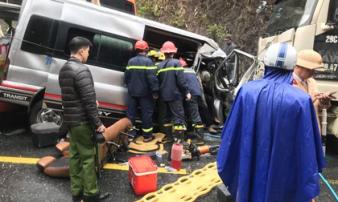 Hiện trường kinh hoàng vụ tai nạn giữa 2 xe khách và xe đầu kéo Hiện trường kinh hoàng vụ tai nạn giữa 2 xe khách và xe đầu kéo