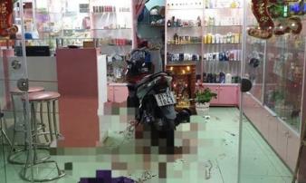 Truy tìm người đàn ông chém nữ chủ tiệm mỹ phẩm nguy kịch Truy tìm người đàn ông chém nữ chủ tiệm mỹ phẩm nguy kịch