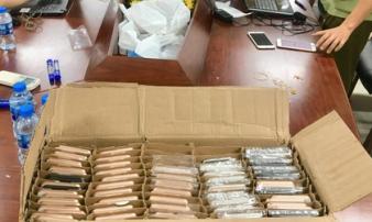 Tạm giữ lô hàng iPhone lậu trị giá khoảng 3 tỉ đồng ở TP.HCM Tạm giữ lô hàng iPhone lậu trị giá khoảng 3 tỉ đồng ở TP.HCM