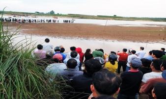 Lời kể đầy nước mắt của người thoát chết vụ lật đò làm 6 nạn nhân tử vong trên sông Vu Gia Lời kể đầy nước mắt của người thoát chết vụ lật đò làm 6 nạn nhân tử vong trên sông Vu Gia