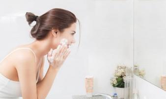 Chăm sóc da sai cách chắc chắn bạn sẽ gặp 4 dấu hiệu tổn thương sau Chăm sóc da sai cách chắc chắn bạn sẽ gặp 4 dấu hiệu tổn thương sau