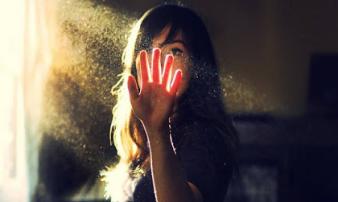 Đàn bà cam chịu chẳng khác gì cả đời mang đôi giày chật, mỗi bước chân sẽ đau đến thấu xương Đàn bà cam chịu chẳng khác gì cả đời mang đôi giày chật, mỗi bước chân sẽ đau đến thấu xương