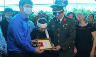 Thăng hàm đại úy cho sĩ quan công an hy sinh khi truy bắt tội phạm ma túy Thăng hàm đại úy cho sĩ quan công an hy sinh khi truy bắt tội phạm ma túy