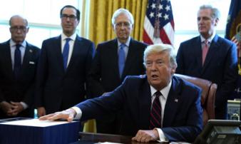 TT Trump ký gói cứu trợ kỷ lục 2.200 tỷ USD TT Trump ký gói cứu trợ kỷ lục 2.200 tỷ USD