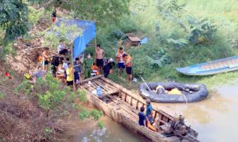 Tìm thấy thi thể người mẹ nhảy cầu tự tử trước mặt 2 con gái Tìm thấy thi thể người mẹ nhảy cầu tự tử trước mặt 2 con gái