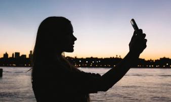 Lời nhắn của một bà mẹ là chuyên gia công nghệ trước khi trao smartphone cho con: Hãy là người dùng công nghệ thông minh Lời nhắn của một bà mẹ là chuyên gia công nghệ trước khi trao smartphone cho con: Hãy là người dùng công nghệ thông minh