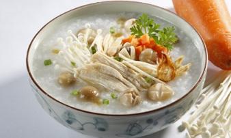 Trời trở lạnh, mẹ nấu cháo gà hạt sen nóng hổi, thơm ngon bé nào cũng thích Trời trở lạnh, mẹ nấu cháo gà hạt sen nóng hổi, thơm ngon bé nào cũng thích