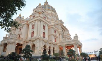 Chiêm ngưỡng lâu đài mạ vàng gây choáng của đại gia Ninh Bình Chiêm ngưỡng lâu đài mạ vàng gây choáng của đại gia Ninh Bình