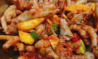 Mẹ đảm làm chân gà sốt thái vừa thơm ngon lạ miệng, cả nhà ăn hoài không chán Mẹ đảm làm chân gà sốt thái vừa thơm ngon lạ miệng, cả nhà ăn hoài không chán