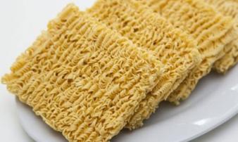 Thói quen thích ăn mì tôm sống: Cẩn thận kẻo đột quỵ Thói quen thích ăn mì tôm sống: Cẩn thận kẻo đột quỵ
