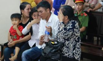 Huynh đệ tương tàn vì mâu thuẫn khiến mẹ già khóc cạn nước mắt nơi công đường Huynh đệ tương tàn vì mâu thuẫn khiến mẹ già khóc cạn nước mắt nơi công đường