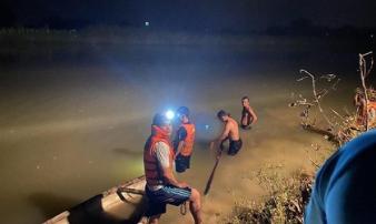 Dầm mưa lớn suốt đêm tìm thi thể nam sinh lớp 9 ở Đà Nẵng Dầm mưa lớn suốt đêm tìm thi thể nam sinh lớp 9 ở Đà Nẵng