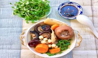 Mẹo làm món chân giò hầm hạt sen thơm ngon ngây ngất Mẹo làm món chân giò hầm hạt sen thơm ngon ngây ngất