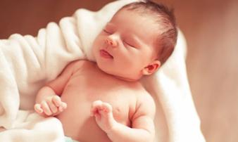 Trẻ sơ sinh 'kị' nhất 4 người bế, mẹ nắm lấy để tránh kẻo hậu quả khôn lường Trẻ sơ sinh 'kị' nhất 4 người bế, mẹ nắm lấy để tránh kẻo hậu quả khôn lường