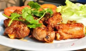 Mẹ làm món sườn non chiên sả ớt vàng ruộm cả nhà mê tít Mẹ làm món sườn non chiên sả ớt vàng ruộm cả nhà mê tít