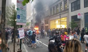 Lợi dụng hỗn loạn tại Mỹ, nhóm người quá khích vào Apple Store đập phá, vét sạch iPhone Lợi dụng hỗn loạn tại Mỹ, nhóm người quá khích vào Apple Store đập phá, vét sạch iPhone
