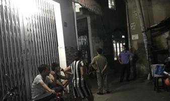 Người đàn ông chết lõa thể dưới nền nhà, ngay cửa ra vào Người đàn ông chết lõa thể dưới nền nhà, ngay cửa ra vào