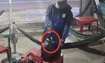 Vào quán cà phê, người đàn ông bất ngờ dùng búa đập đầu chị em chủ quán Vào quán cà phê, người đàn ông bất ngờ dùng búa đập đầu chị em chủ quán